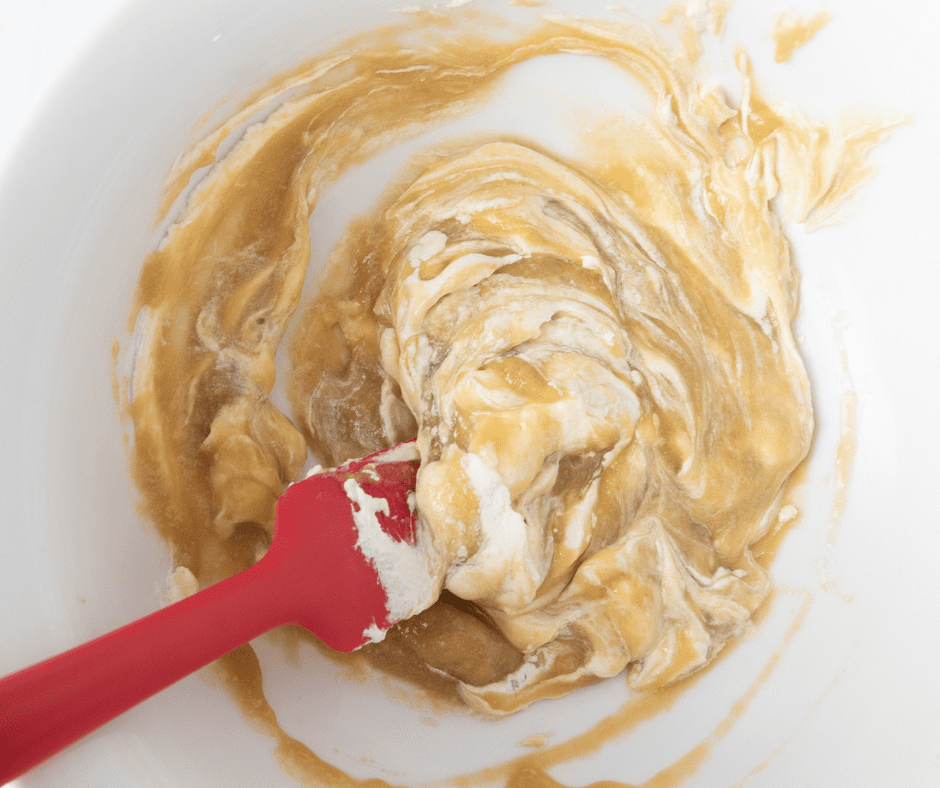 Mix cream with mint mixture Mix cream with mint mixture